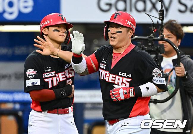 [OSEN=대구, 이석우 기자] 24일 대구삼성라이온즈파크에서 2025 신한 SOL 뱅크 KBO 리그 삼성 라이온즈와 KIA 타이거즈의 경기가 열렸다. 홈팀 삼성은 이승현이, 방문팀 KIA는 김도현이 선발 출전했다. KIA 타이거즈 최형우가 4회초 무사 2루 우월 2점 홈런을 치고 하이파이브를 하고 있다. 2025.05.24 / foto0307@osen.co.kr