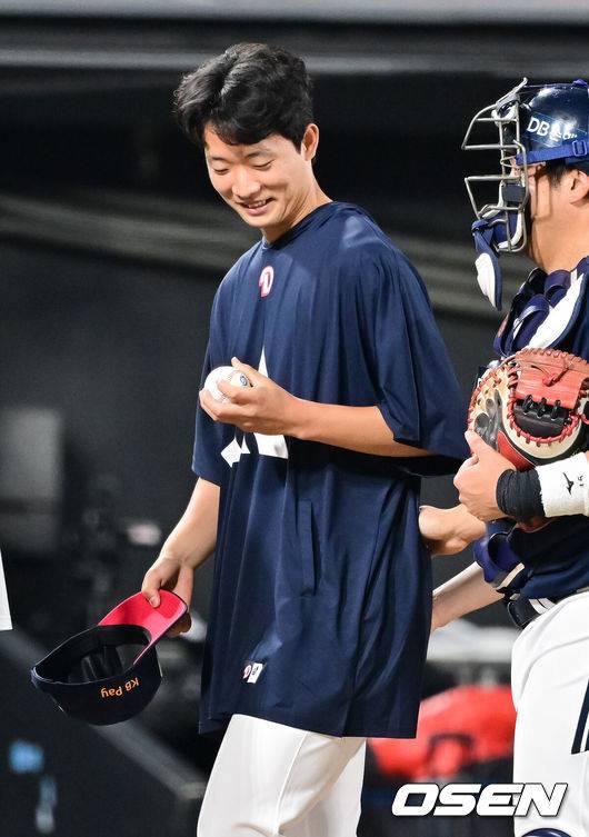 [OSEN=수원, 박준형 기자] 두산 베어스가 28일 수원KT위즈파크에서 열린 2025 신한 SOL뱅크 KBO리그 KT 위즈와의 시즌 8차전에서 12-3 완승을 거뒀다.두산은 전날 패배과 함께 KT전 4연패를 끊어내며 시즌 22승 3무 29패를 기록했다. 두산 타선이 두 자릿수 득점을 올린 건 지난 4일 대구 삼성 라이온즈전(11-6 승리) 이후 24일 만이다. 반면 최근 5연승이 좌절된 KT는 27승 3무 25패가 됐다.&nbsp;경기종료 후 데뷔 첫승 거둔 최민석이 김기연 포수에게 첫승 기념구를 받은뒤 미소 짓고 있다.  2025.05.28 / soul1014@osen.co.kr