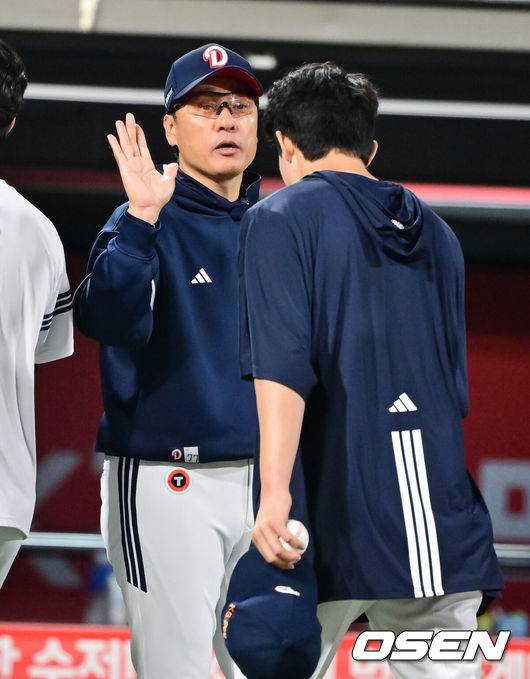 [OSEN=수원, 박준형 기자] 두산 베어스가 28일 수원KT위즈파크에서 열린 2025 신한 SOL뱅크 KBO리그 KT 위즈와의 시즌 8차전에서 12-3 완승을 거뒀다.두산은 전날 패배과 함께 KT전 4연패를 끊어내며 시즌 22승 3무 29패를 기록했다. 두산 타선이 두 자릿수 득점을 올린 건 지난 4일 대구 삼성 라이온즈전(11-6 승리) 이후 24일 만이다. 반면 최근 5연승이 좌절된 KT는 27승 3무 25패가 됐다.&nbsp;경기종료 후 두산 이승엽 감독이 데뷔 첫승 거둔 최민석을 축하해주고 있다.   2025.05.28