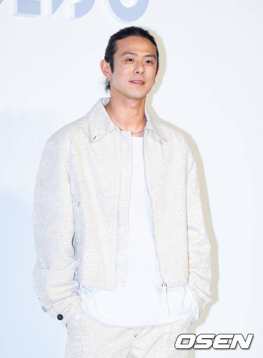 [OSEN=김성락 기자] 26일 오후 서울 성수동 XYZ SEOUL에서 한 뷰티브랜드의 신제품 출시 기념 팝업 포토월 행사가 열렸다. 이날 행사에는 걸그룹 미야오, 레드벨벳 슬기, 빈지노, 코드 쿤스트 모델 홍태준, 곽지영&김원중 부부, 배우 변요한, 남윤수, 원지안, 로운, 이동욱, 배두나가 참석했다. 가수 빈지노가 행사장으로 입장하고 있다. 2025.03.26 / ksl0919@osen.co.kr