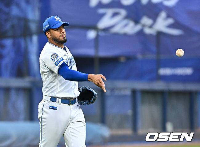 [OSEN=대구, 이석우 기자] 10일 대구삼성라이온즈파크에서 2025 신한 SOL 뱅크 KBO 리그 삼성 라이온즈와 LG 트윈스의 더블헤더 2차전 경기가 열렸다. 홈팀 삼성은 레예스가, 방문팀 LG는 임찬규가 선발 출전했다. 삼성 라이온즈 선발 투수 레예스가 2회초 LG 트윈스 김현수의 타구를 잡아 1루에 던지고 있다. 2025.05.10 / foto0307@osen.co.kr