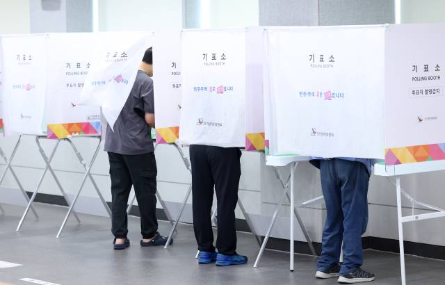 ▲사전투표 첫날인 29일 부산 연제구청에 마련된 사전투표소에서 유권자들이 소중한 한표를 행사하고 있다. ⓒ연합뉴스