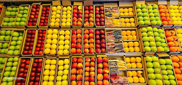 만나리 도로가의 과일 매대.