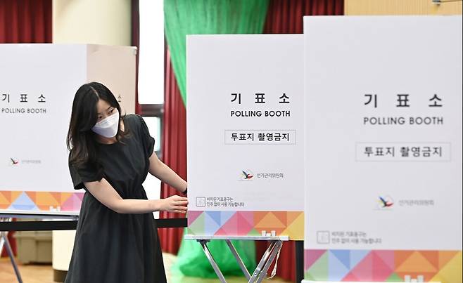 제21대 대통령선거 사전투표를 하루 앞둔 28일 경기 수원시 우만1동 행정복지센터에서 관계자들이 사전투표소 설치 작업을 하고 있다. 뉴시스