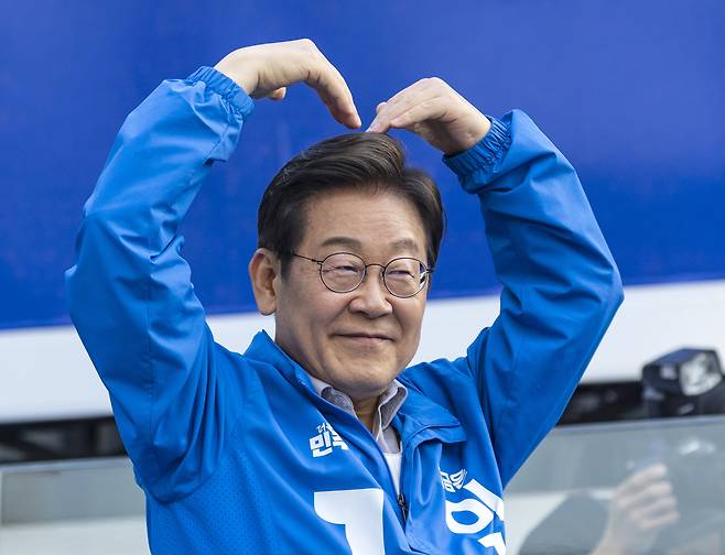 더불어민주당 이재명 대선 후보가 지난 28일 오후 서울 성동구 왕십리역 광장에서 열린 유세를 마치고 떠나며 하트를 그려 보이고 있다. 공동취재