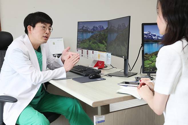 박성실 한양대병원 외과 교수가 지난 27일 “젊은 환자들은 암이 진행되고나서야 알게 되는 경우가 많아 더 위험하다”고 지적했다. 한윤종 기자