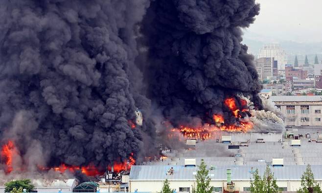 17일 광주 광산구 금호타이어 광주공장에서 발생한 화재로 검은 연기가 치솟고 있다. 세계일보 자료사진