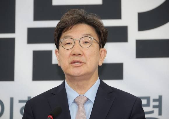 권성동 국민의힘 원내대표가 27일 국회에서 당 국회의원 대국민 호소문 발표 기자회견을 하고 있다.&nbsp;연합뉴스