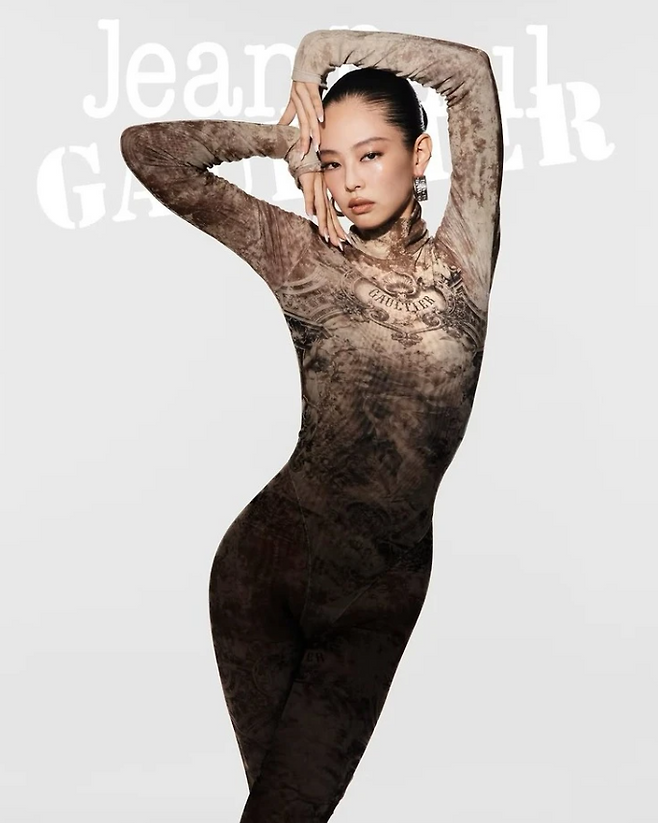 제니가 장 폴 고티에(Jean Paul Gaultier)의 '궁극의 뮤즈'로 발탁됐다. 장 폴 고티에 인스타그램