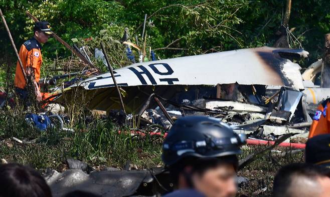 29일 오후 1시 35분쯤 경북 포항 남구 동해면 야산에 해군 해상 초계기 (P-3C)가 추락해 전소됐다. 사고 현장에서 소받당국과 해군 항공사령부 소방대가 진화 작업 및 인명 수색을 하고 있다. 뉴스1