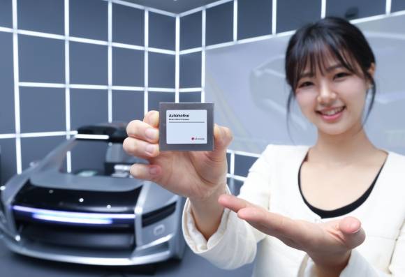 LG이노텍 직원이 28일 세계 최초로 개발한 차량용 ‘3세대 5G 통신모듈’을 소개하고 있다. LG이노텍 제공