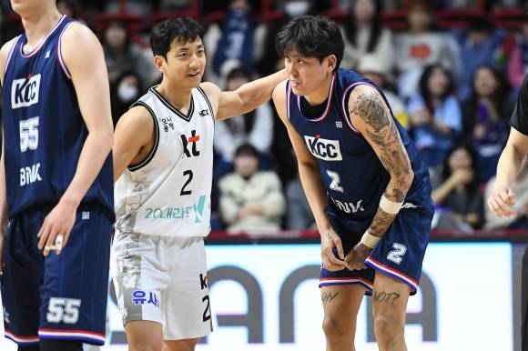 수원 kt 소속이었던 허훈이 2024년 3월 부산 사직체육관에서 열린 2023~24 프로농구 정규시즌 부산 KCC와의 원정 경기에서 최준용과 대화하고 있다. KBL 제공