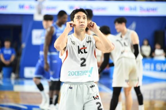 수원 kt 소속이었던 허훈이 지난달 18일 대구체육관에서 열린 2024~25 프로농구 6강 플레이오프 대구 한국가스공사와의 원정 경기에서 전광판을 바라보고 있다. KBL 제공