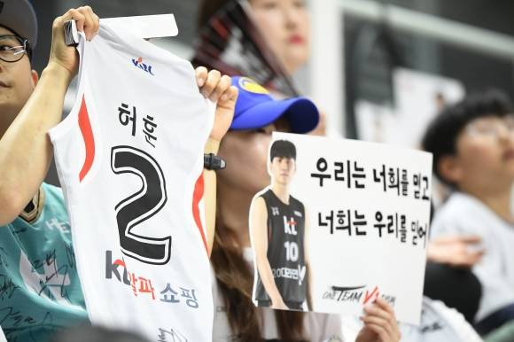 수원 kt 팬이 지난달 29일 수원 케이티아레나에서 열린 2024~25 프로농구 4강 플레이오프 서울 SK와의 홈 경기에서 허훈의 유니폼을 들어보이고 있다. KBL 제공