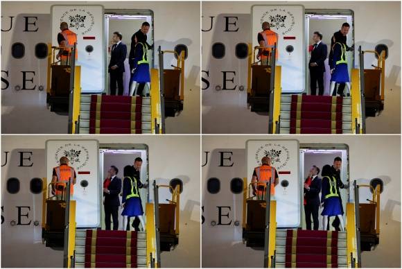 25일 에마뉘엘 마크롱 프랑스 대통령의 얼굴을 브리지트 여사가 대통령 전용기 안에서 밀고 있다. 로이터 연합뉴스