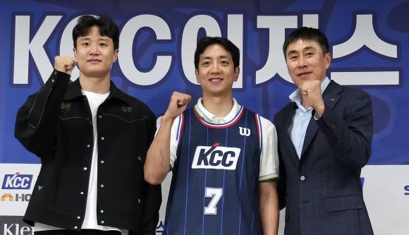 부산 KCC 허웅과 허훈, 이상민 감독이 29일 서울 강남구 KBL센터에서 열린 KCC 입단 기자회견에서 새 시즌 각오를 다지고 있다. 뉴스1