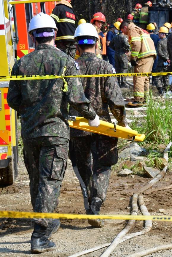 29일 오후 1시 35분쯤 경북 포항 남구 동해면 야산에 해군 해상 초계기 (P-3C)가 추락해 전소됐다. 사고 현장에서 소방당국과 해군 항공사령부 소방대가 진화 작업 및 인명 수색을 하고 있다. 2025.5.29 뉴스1
