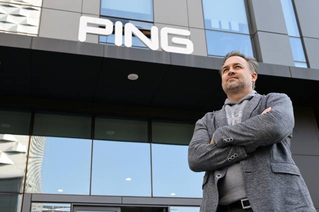 존 K 솔하임이 경기 김포 칼스텐 코리아 건물 앞에서 포즈를 취하고 있다.