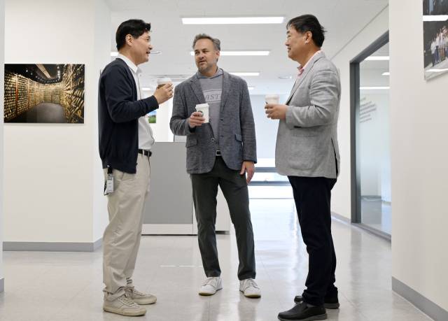 존 K 솔하임 CEO가 김종엽(맨 왼쪽) 칼스텐 코리아 대표, 김진호 삼양인터내셔날 부사장과 얘기를 나누고 있다.