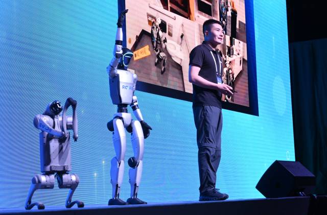 펠릭스 상 중국 유니트리 로보틱스 시니어디렉터가 27일 서울 중구 신라호텔에서 열린 서울포럼 2025에서 특별강연을 하며 휴머노이드 G1을 시연하고 있다. 오승현 기자