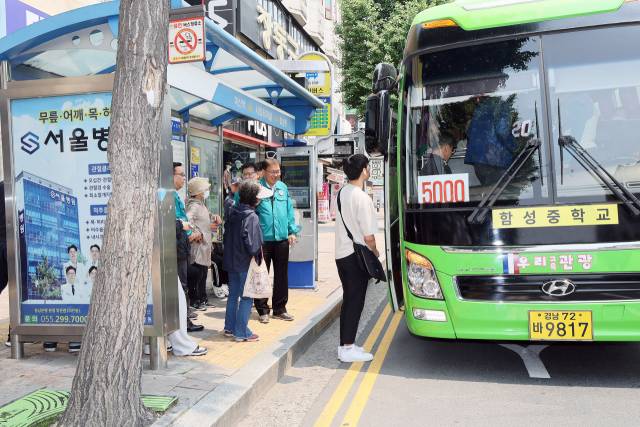 창원시내버스가 28일 첫차부터 파업에 돌입한 가운데 이날 한 버스정류장에서 장금용 제1부시장을 비롯한 시 관계자들이 현장을 점검하고 있다. 사진 제공=창원시
