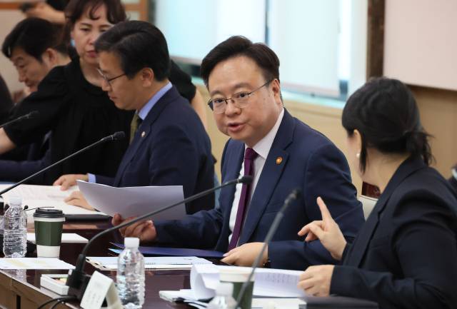 조규홍 보건복지부 장관이 29일 정부서울청사에서 열린 2025년도 제3차 국민연금기금운용위원회를 주재하고 있다. 연합뉴스