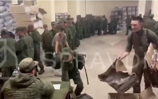 북한군으로 추정되는 군인들이 러시아 보급품을 받고 있는 모습. 지난해 10월 우크라이나 정부가 공개했다. 연합뉴스