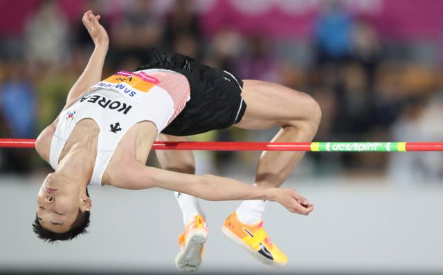 우상혁이 29일 경북 구미시민운동장에서 열린 2025 아시아육상경기선수권 남자 높이뛰기 결선에서 가볍게 바를 넘고 있다. 연합뉴스