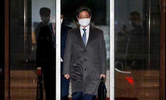 2021년 2월 19일 김명수 당시 대법원장이 서울 서초구 대법원 청사를 나서고 있다. 김 대법원장은 이날 법원 내부 통신망 코트넷에서 ‘국민과 법원 가족 여러분께 드리는 말씀’으로 시작하는 글을 통해 임성근 부산고법 부장판사 탄핵과 관련한 거짓 해명을 공식 사과했다. 뉴스1