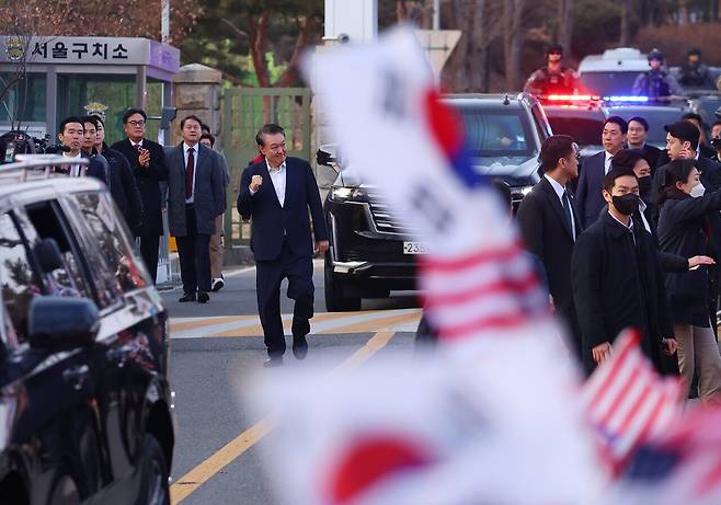 3월8일 석방된 윤석열이 경기도 의왕시 서울구치소를 나서고 있다. ⓒ연합뉴스