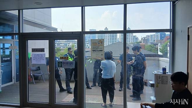 5월29일 서울 서초1동 사전투표소에 출동해 사정을 전해 듣고 있는 경찰관들. ⓒ시사IN 김수혁