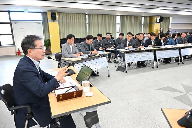 김진열 군위군수가 27일 있은 '2025년 민선8기 공약 추진 상황 보고회'에서 발언하고 있다. 대구 군위군청 제공