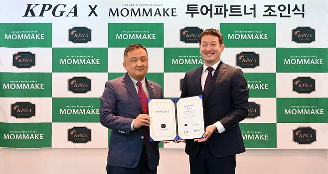 KPGA 이준우 사무처장이 조인식 후 맘메이크 정동원 이사와 포즈를 취하고 있다. 사진제공 | KPGA