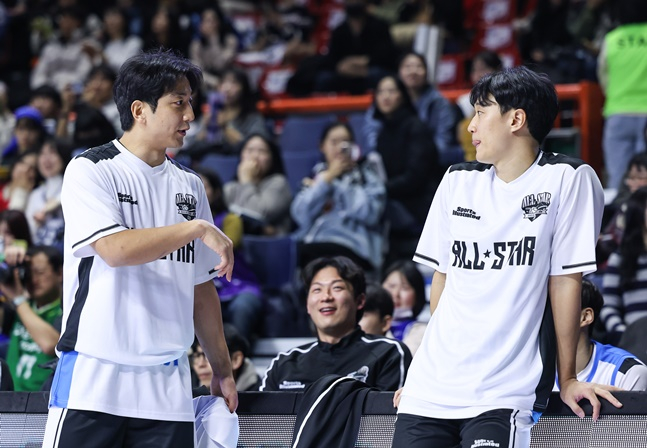 올스타전 행사 도중 대화를 나누는 허훈(왼쪽)과 허웅, KBL 제공