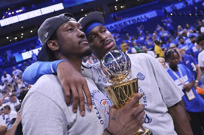 제일런 윌리엄스(왼쪽)와 샤이 길저스-알렉산더.    오클라호마시티 | AP연합뉴스