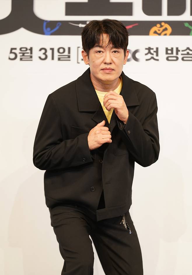 배우 허성태가 29일 오후 서울 신도림 더 링크 호텔에서 열린 JTBC 새 주말극 ‘굿보이’ 제작발표회에 참석해 포즈를 취하고 있다. 사진 JTBC