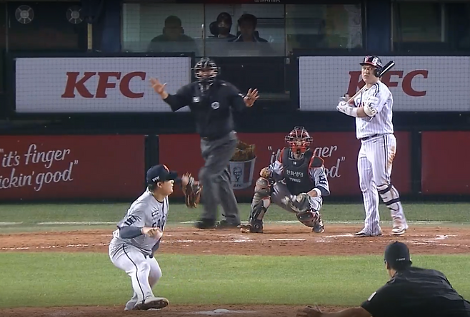 한화 한승혁이 지난 28일 잠실 LG전 8회말 박동원을 상대로 투구를 하려다가 피치클록 위반으로 경기가 중단되자 불안한 자세로 넘어지고 있다. 티빙 중계화면 캡처