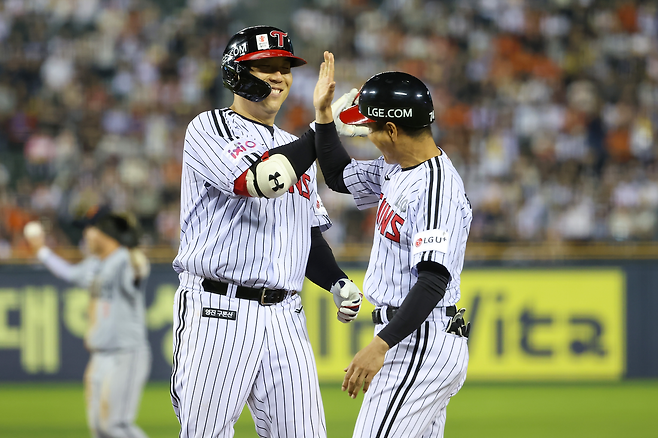김현수가 29일 잠실 한화전에서 역전 적시타를 터트린 뒤 기뻐하고 있다. LG 트윈스 제공