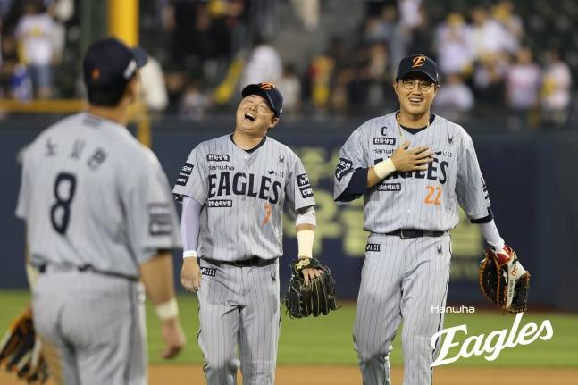 한화 선수단이 28일 잠실 LG전을 승리한 뒤 기뻐하고 있다. /사진=한화 이글스 제공