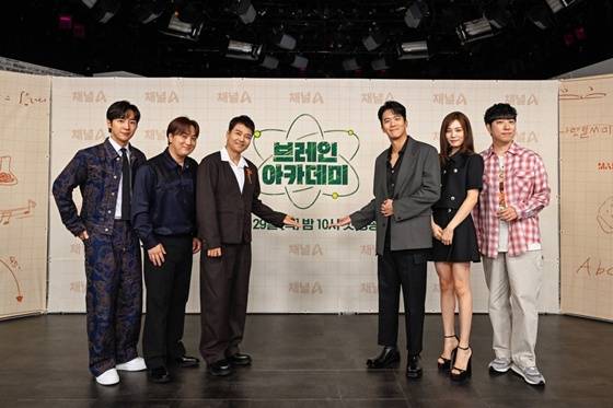 왼쪽부터 이상엽, 황제성, 전현무, 하석진, 윤소희, 궤도