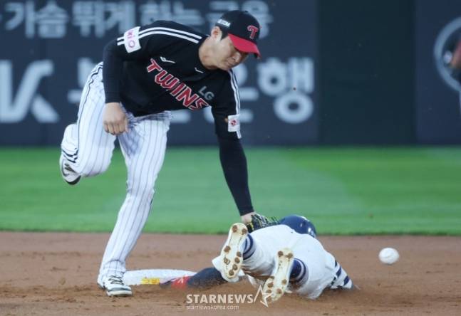 롯데 장두성(아래쪽)이 2루 도루에 성공하고 있다. /사진=김진경 대기자