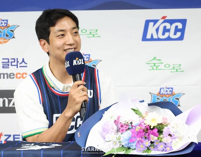 부산 KCC이지스 자유계약선수(FA) 허훈 입단 기자회견이 29일 오후 서울 강남구 KBL 센터에서 열렸다. 허훈이 기자들의 질문에 답하고 있다. 허훈의 입단으로 KBL 역대 4번째 한 팀서 뛰는 형제가 탄생했다. 허훈은 형 허웅과 함께  다음 시즌 우승컵을 노린다. /사진=김진경 대기자