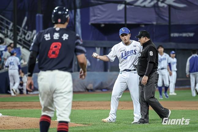 롯데 전준우(왼쪽)와 삼성 최원태가 29일 대구 경기에서 벤치 클리어링을 일으키고 있다. /사진=롯데 자이언츠 제공