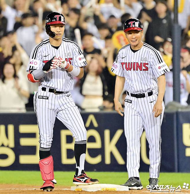 LG 트윈스 캡틴 박해민(왼쪽)이 28일 서울 잠실야구장에서 열린 2025 신한 SOL Bank KBO리그 한화 이글스와의 팀 간 7차전에서 7회말 동점 2타점 적시타를 때려냈다. 사진 김한준 기자
