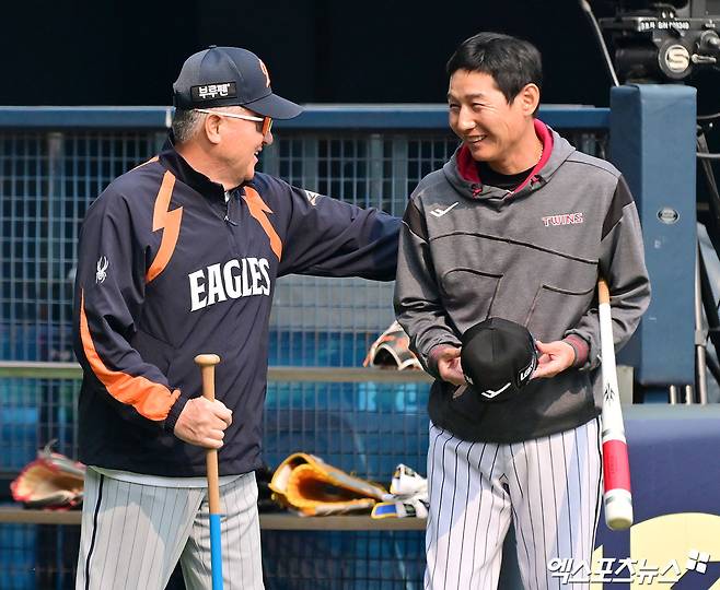 김경문(왼쪽) 한화 이글스 감독과 염경엽 LG 트윈스 감독이 지난 27일 서울 잠실야구장에서 열린 맞대결에 앞서 인사를 나눈 모습. 사진 엑스포츠뉴스 DB