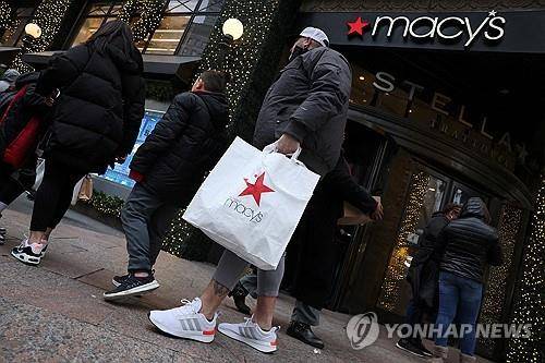 뉴욕 미드타운 메이시스 백화점 앞 쇼핑객 [로이터 연합뉴스 자료사진. 재판매 및 DB 금지]