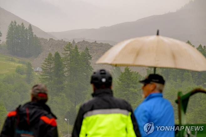 대규모 산사태를 지켜보는 사람들 [EPA 연합뉴스. 재판매 및 DB 금지]