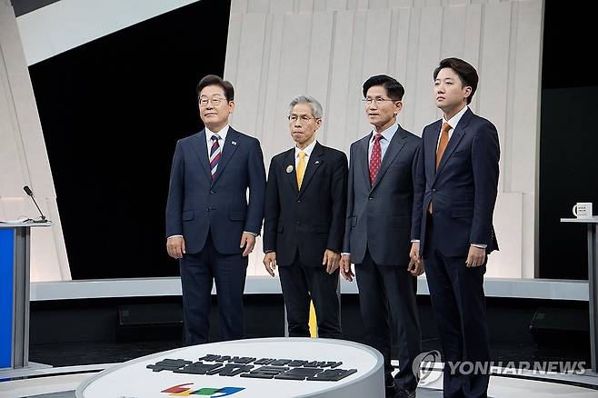 정치 분야 TV 토론회 앞둔 대선 후보들 (서울=연합뉴스) 더불어민주당 이재명·민주노동당 권영국·국민의힘 김문수·개혁신당 이준석 대선 후보가 27일 서울 마포구 상암동 MBC 스튜디오에서 진행된 정치 분야 TV토론회에 앞서 포즈를 취하고 있다. 2025.5.27 [국회사진기자단] photo@yna.co.kr