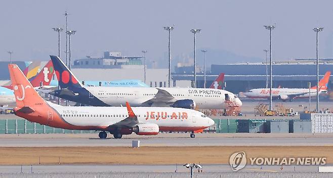 인천국제공항 활주로에서 이동하는 제주항공 여객기 [연합뉴스 자료사진]