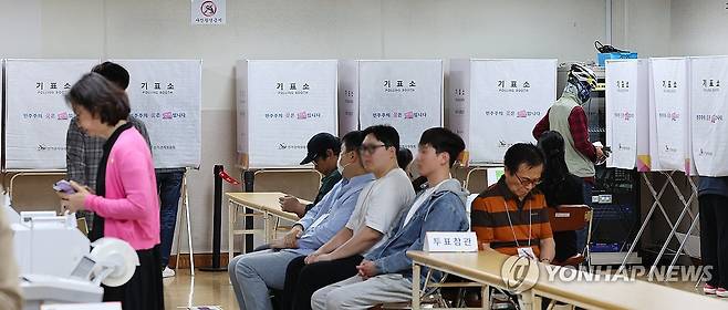 시작된 사전투표 (인천=연합뉴스) 임순석 기자 = 제21대 대통령선거 사전투표 첫날인 29일 인천 연수구 송도1동행정복지센터에 마련된 사전투표소에서 유권자들이 투표하고 있다. 2025.5.29 soonseok02@yna.co.kr